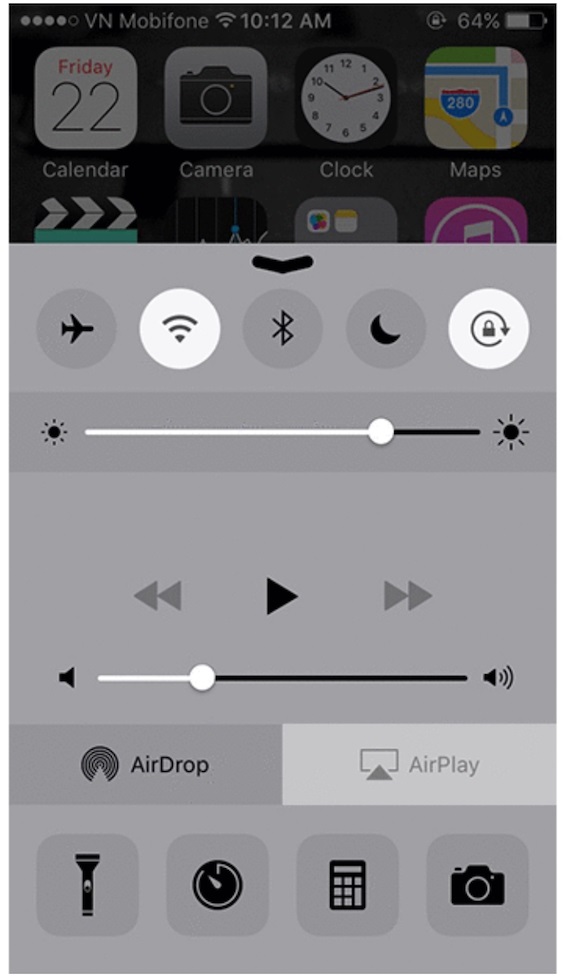 Bước 5: Ở chiếc iPhone, bạn vuốt t��� dưới lên, sau đó chọn vô mục AirPlay —-> chọn Apple TV bạn muốn kết nối.