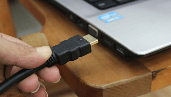 Cắm dây cáp vào cổng HDMI 